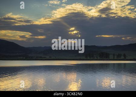 L'une des zone de loisirs dans la capitale géorgienne Tbilissi lac Lisi l'heure du coucher de soleil. Banque D'Images