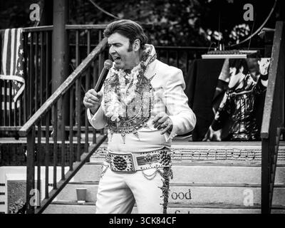 Elvis Tribute Singer Cliff Castle se produisant à Hythe, Kent, le 31 août 2025, capturé dans un ton noir et blanc Banque D'Images