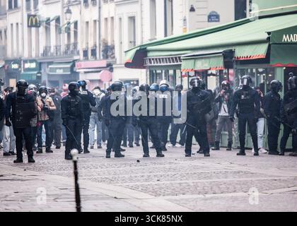 Saint Ouen, Paris, France. 10 septembre 2025. Une manifestation "bloquons tout" a lieu près de Châtelet dans le centre de Paris lors d'un mouvement appelant à un arrêt de la France, le 10 septembre 2025. (Crédit image : © Sadak Souici/ZUMA Press Wire) USAGE ÉDITORIAL SEULEMENT ! Non destiné à UN USAGE commercial ! Banque D'Images