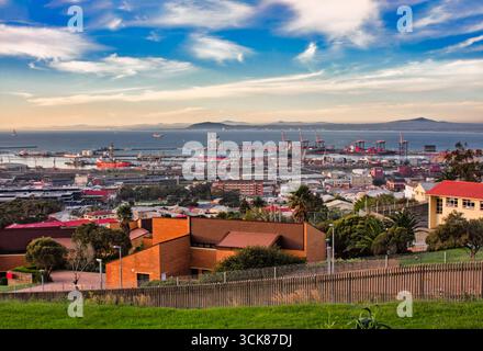 Cape Town en Afrique du Sud vue depuis le point de vue du port du port, des navires et des grues Banque D'Images