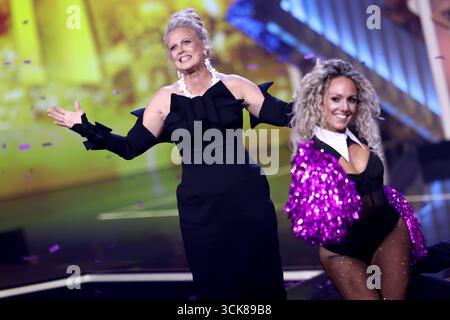 Cologne, Allemagne. 10 septembre 2025. Barbara Schöneberger présente les German Television Awards. Crédit : Rolf Vennenbernd/dpa/Alamy Live News Banque D'Images