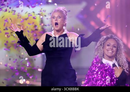 Cologne, Allemagne. 10 septembre 2025. Barbara Schöneberger présente les German Television Awards. Crédit : Rolf Vennenbernd/dpa/Alamy Live News Banque D'Images
