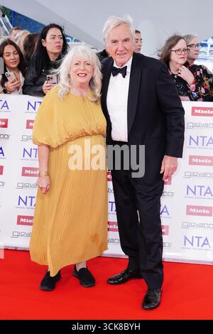 Alison Steadman et Larry Lamb arrivant pour les National Television Awards à l'O2 Arena de Londres. Date de la photo : mercredi 10 septembre 2025. Banque D'Images