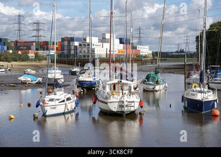 Voiliers dans la petite baie de marina Eling, Hampshire Angleterre 22 septembre 2023 Banque D'Images