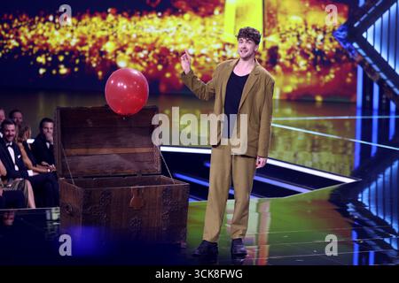Cologne, Allemagne. 10 septembre 2025. Le magicien timon Krause se produit lors de la cérémonie des German Television Awards. Crédit : Rolf Vennenbernd/dpa/Alamy Live News Banque D'Images