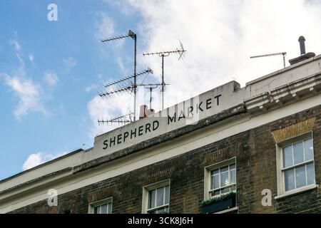 Panneau pour Shepherd Market au sommet des bâtiments de Mayfair, au centre de Londres. Banque D'Images