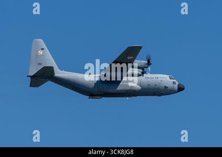 Lockheed C-130 Hercules est vu lors d'un défilé militaire le jour de l'armée polonaise. Le 15 août 2025, un défilé militaire cérémoniel a eu lieu au-dessus de Varsovie pour marquer la Journée des forces armées polonaises. L'événement mettait en vedette des soldats, des unités mécanisées, des chars et une variété de véhicules blindés. Le point culminant était un survol aérien, avec de nombreux avions de l'armée de l'air polonaise ainsi que des forces aériennes occidentales alliées apparaissant dans le ciel au-dessus de la capitale. Banque D'Images