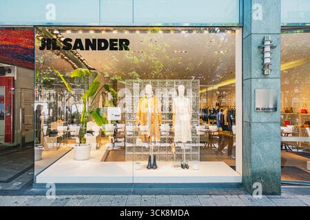 Jil Sander magasin de détail de marque de luxe avec des vêtements affichés dans la vitrine du magasin Banque D'Images