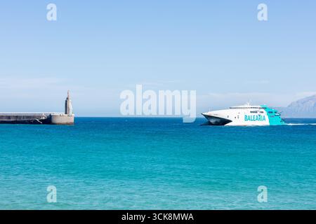 Port de Tarifa avec ferry bus Balearia Espagne septembre 2025 Banque D'Images