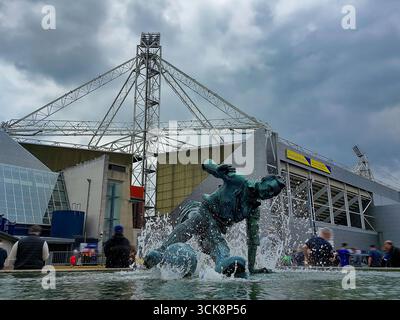 La statue de Sir Tom Finney 'The Splash' à l'extérieur de Deepdale, terre natale de Preston North End Banque D'Images