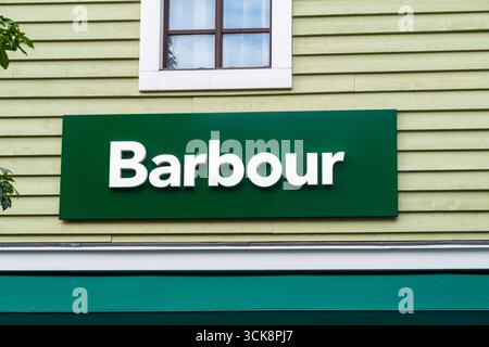 Cannock, Staffordshire, Royaume-Uni – 9 septembre 2025 : logotype externe de Barbour, une entreprise anglaise de vêtements dans un magasin d'usine Banque D'Images