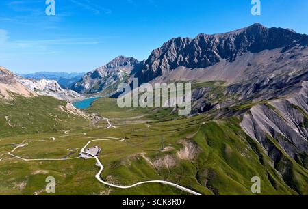 Prairies alpines vertes au col de Sanetsch, réservoir de Sanetsch derrière, col de Sanetsch, Alpes bernoises, Savièse, canton du Valais, Suisse Banque D'Images
