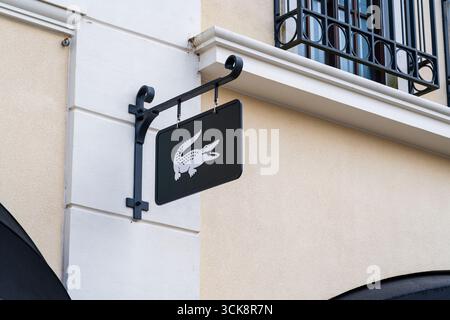 Cannock, Staffordshire, Royaume-Uni – 9 septembre 2025 : enseigne de Lacoste, une entreprise mondiale de vêtements de sport dans un magasin d'usine Banque D'Images