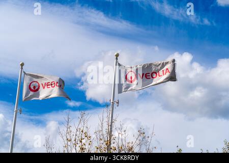 Cannock, Staffordshire, Royaume-Uni – 9 septembre 2025 : drapeaux devant un bureau Veolia, une multinationale spécialisée dans les déchets, l’eau et l’énergie Banque D'Images