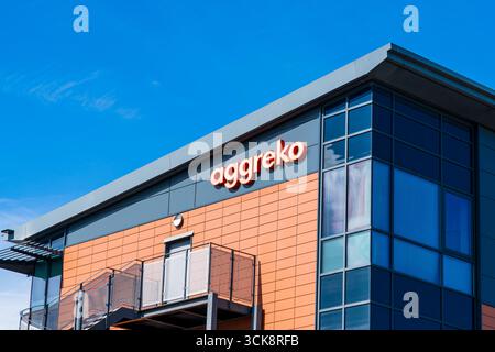Cannock, Staffordshire, Royaume-Uni – 9 septembre 2025 : logotype d’Aggreko, un fournisseur d’énergie basé au Royaume-Uni sur le flanc d’un bâtiment Banque D'Images