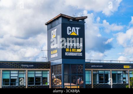 Cannock, Staffordshire, Royaume-Uni – 9 septembre 2025 : signalisation externe de Finning, un concessionnaire de machines CAT basé au Royaume-Uni Banque D'Images