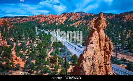 Red Canyon Hoodoo Pine Forest et Highway dans l'Utah Banque D'Images