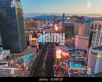 Aerial Las Vegas Strip Downtown Hôtels et piscines à Golden Hour Banque D'Images