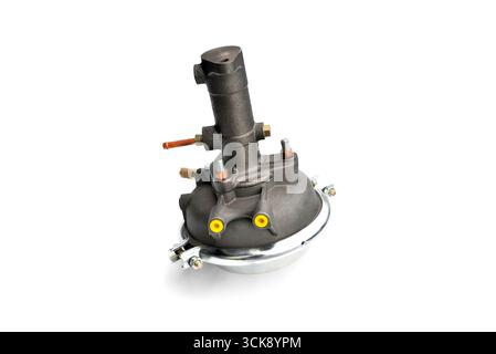 servomoteur pneumatique d'assistance au freinage d'une voiture sur un fond blanc gros plan mise au point sélective Banque D'Images