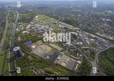 Vue aérienne, centre commercial Westfield Centro en forme d'étoile, vue générale Nouveau Centre avec gazomètre sur le canal Rhin-Herne avec rivière Emscher et moto Banque D'Images