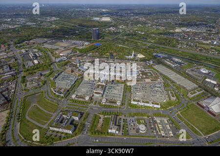 Vue aérienne, centre commercial Westfield Centro en forme d'étoile, vue générale Nouveau centre avec gazomètre sur le canal Rhin-Herne avec rivière Emscher et moto Banque D'Images