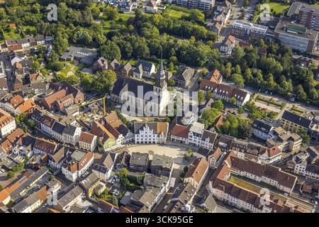 Vue aérienne, Probsteikirche Sankt Stephanus, place du marché et maisons historiques, hôtel de ville historique, chantier de construction avec nouveau bâtiment résidentiel sur Banque D'Images