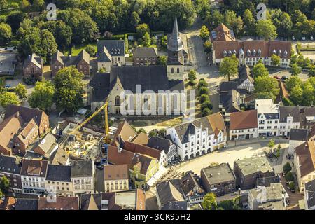 Vue aérienne, Probsteikirche Sankt Stephanus, place du marché et maisons historiques, hôtel de ville historique, chantier de construction avec nouveau bâtiment résidentiel sur Banque D'Images