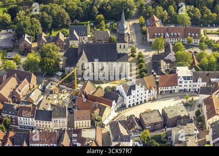 Vue aérienne, Probsteikirche Sankt Stephanus, place du marché et maisons historiques, hôtel de ville historique, chantier de construction avec nouveau bâtiment résidentiel sur Banque D'Images
