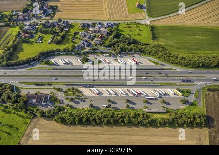 Vue aérienne, autoroute A2 aire de repos Vellern, Beckum, Muensterland, Rhénanie du Nord-Westphalie, Allemagne, DE, Europe, parking camions, vue aérienne, phot aérien Banque D'Images