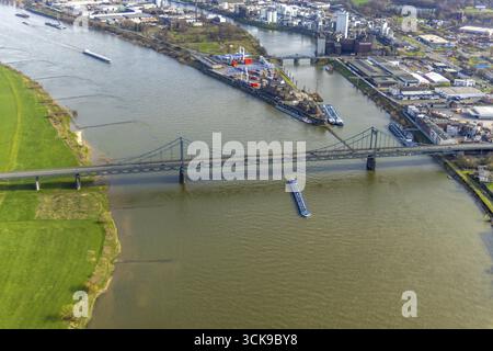 Vue aérienne, pont du Rhin, pont de Krefeld-Uerdinger sur le Rhin, navigation intérieure, port du Rhin Krefeld, Muendelheim, Duisburg, région de la Ruhr, Banque D'Images