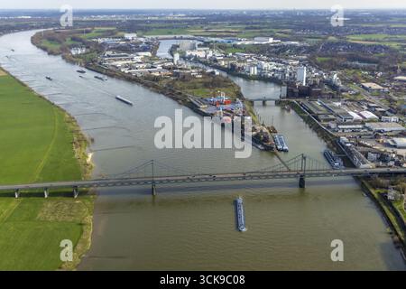 Vue aérienne, pont du Rhin, pont de Krefeld-Uerdinger sur le Rhin, navigation intérieure, port du Rhin Krefeld, Muendelheim, Duisburg, région de la Ruhr, Banque D'Images