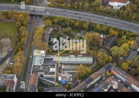 Vue aérienne, chantier et grue de construction à l'école primaire GGS Kurt-Schumacher-Strasse, église Anna sur l'autoroute A42, entourage Banque D'Images