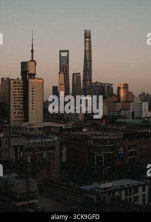 Une vue imprenable sur les gratte-ciels de Shanghai au crépuscule, avec ses gratte-ciels emblématiques baignés d'une lumière dorée chaude Banque D'Images