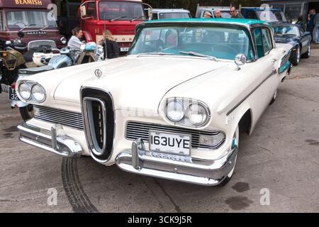 Vintage Edsel citation automobile convertible sur l'affichage à une vente aux enchères de voiture entouré de gens et d'autres véhicules classiques Banque D'Images