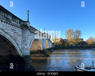 Pont de Richmond au-dessus de la Tamise dans le sud-ouest de Londres, Angleterre, Royaume-Uni, photographié dans une lumière douce tôt le matin. Banque D'Images