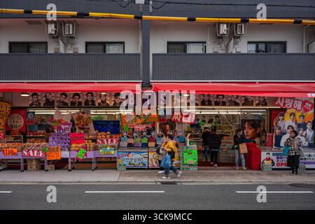 osaka, tsuruhashi - 7 décembre 2022 : la boutique k-pop japonaise colorée appelée Tsuruhashi Class dans une ville coréenne présente une exposition sur le thème du boys band sud-coréen BTS Banque D'Images