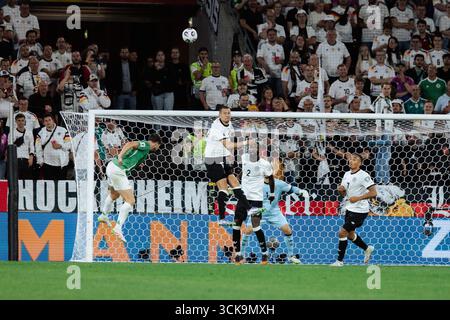 Cologne, Allemagne. 07 septembre 2025. Cologne, Allemagne, 7 septembre 2025 Waldemar Anton (#15 - Allemagne) défendant avec une tête lors du match des qualifications européennes de l'UEFA opposant l'Allemagne vs l'Irlande du Nord au Rhein-Energie-Stadion, à Cologne, en Allemagne. (Gabor Baumgarten/SPP) crédit : SPP Sport Press photo. /Alamy Live News Banque D'Images