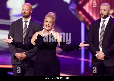 Cologne, Allemagne. 10 septembre 2025. Barbara Schöneberger présente les German Television Awards. Crédit : Rolf Vennenbernd/dpa/Alamy Live News Banque D'Images