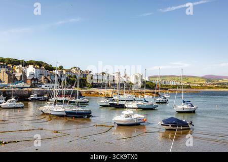 Port : Mary, Île de Man 08,05,2023 des groupes de bateaux sont amarrés dans un port, certains d'entre eux étant de petits voiliers. La scène est paisible et sereine Banque D'Images