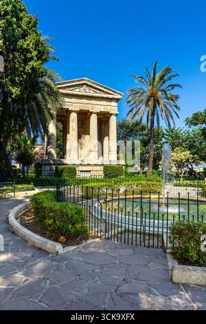 Temple néoclassique Monument à Sir Alexander Ball dans les jardins de Lower Barrakka à la Valette, Malte Banque D'Images