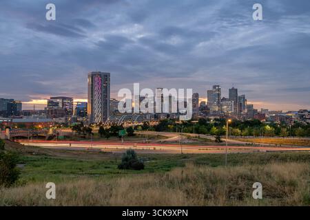 Denver Skyline au lever du soleil Banque D'Images