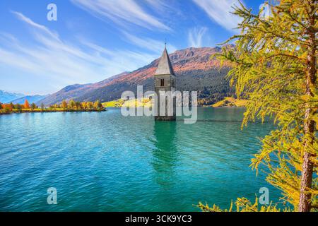 Paysage étonnant de lac d'automne avec clocher submergé dans le lac Resia ou Reschensee. Lieu : village de Graun im Vinschgau, province du Tyrol du Sud, Banque D'Images