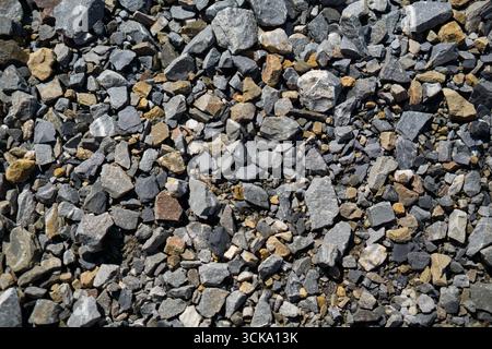 Gros plan de graviers formant une surface rugueuse avec des textures et des couleurs naturelles. Banque D'Images