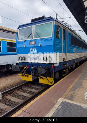 Prague, république tchèque - 19 août 2024. Train bleu des chemins de fer tchèques - Ceske Drahy Banque D'Images