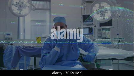 Chirurgien assis dans les gommages tenant le masque au menton dans la salle d'opération, avec superpositions flottantes de données Banque D'Images