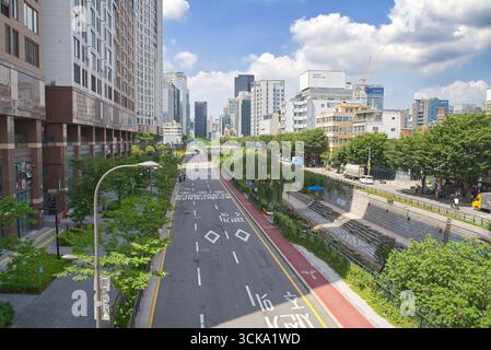 Zone de loisirs Cheonggyecheon autour d'un ruisseau ravivé avec des allées, des ponts et de la verdure. Vue grand angle d'en haut par une journée ensoleillée. Séoul Banque D'Images