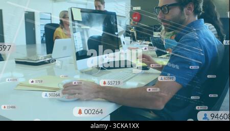 Taper homme portant une chemise bleue à l'aide d'un PC de bureau dans le bureau, avec superposition de métriques sociales, espace de copie Banque D'Images