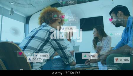 Collaboration de quatre professionnels analysant les métriques des médias sociaux au bureau à l'aide d'un smartphone portable Banque D'Images