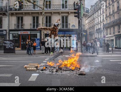 Saint Ouen, Paris, France. 10 septembre 2025. Une manifestation "bloquons tout" a lieu près de Châtelet dans le centre de Paris lors d'un mouvement appelant à un arrêt de la France, le 10 septembre 2025. (Crédit image : © Sadak Souici/ZUMA Press Wire) USAGE ÉDITORIAL SEULEMENT ! Non destiné à UN USAGE commercial ! Banque D'Images