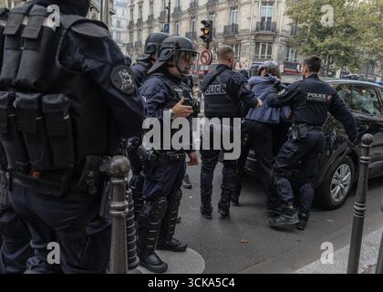 Saint Ouen, Paris, France. 10 septembre 2025. Une manifestation "bloquons tout" a lieu près de Châtelet dans le centre de Paris lors d'un mouvement appelant à un arrêt de la France, le 10 septembre 2025. (Crédit image : © Sadak Souici/ZUMA Press Wire) USAGE ÉDITORIAL SEULEMENT ! Non destiné à UN USAGE commercial ! Banque D'Images